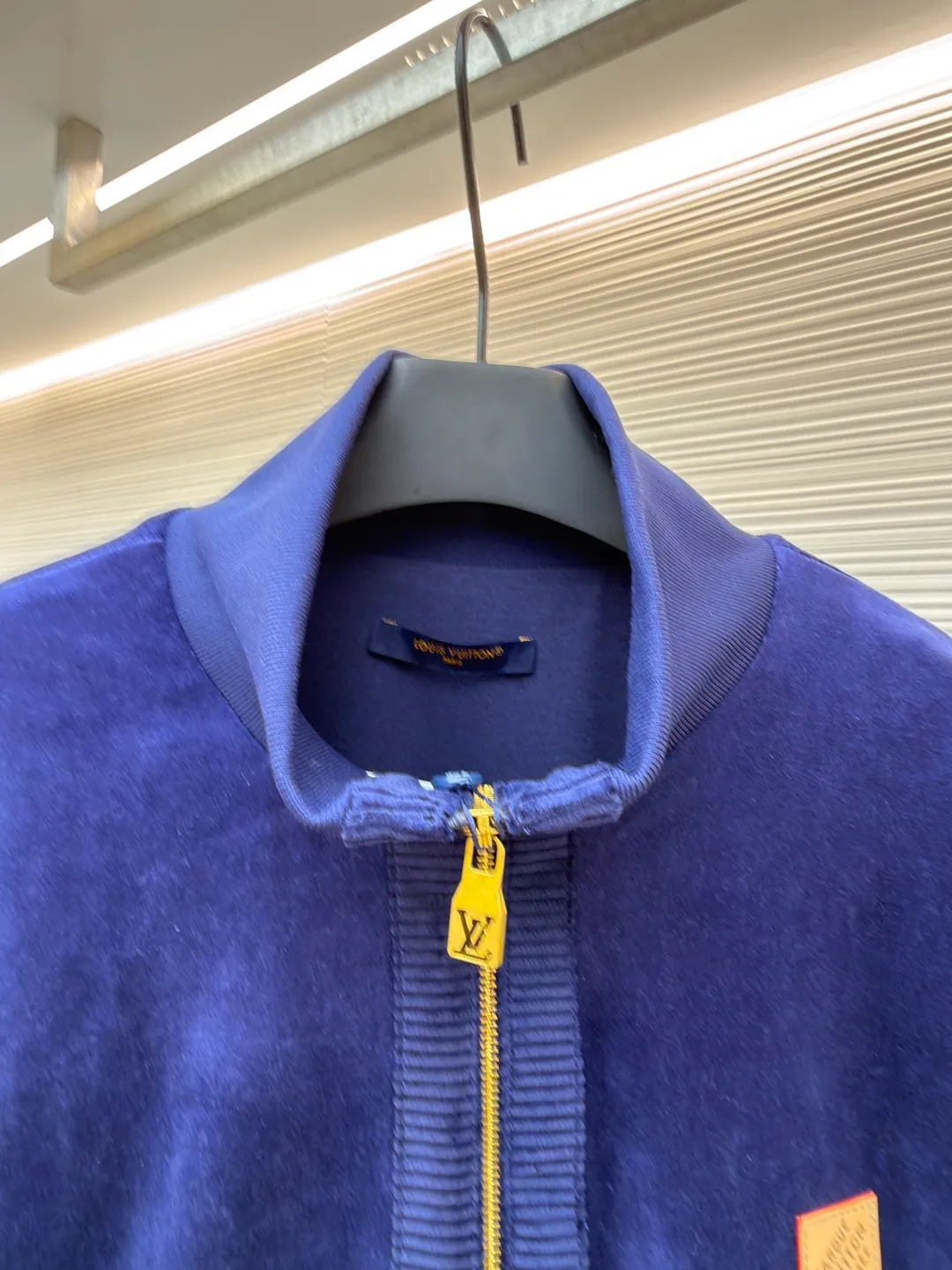LOUIS VUITTON velvet zipper pocket ribbed long-sleeved jacket ●Original version: Purchased and developed by 20433 ●Item number: 1682205-C30 ●Fabric: velvet fabric ●Technology: knitting ●Color: navy blue ●Version: fitted version ●Weight: about 945 grams ●Size: S-M-L-XL ●Description: This navy blue velvet zipper jacket is made of high-density custom-woven velvet fabric, which has been washed and brushed. The suede is short, dense and shiny, and feels soft and skin-friendly. It is also pre-shrunk to avoid shrinkage and deformation after wearing. The neckline is a stand-up collar and is equipped with a custom-made brass zipper. The chain teeth are made with polished gold-plated washing technology, which is smooth, wear-resistant and not easy to oxidize. The sides and pockets of the body adopt accordion pleat three-dimensional splicing technology, supplemented by high-elastic rib edges of the same color, taking into account the stiffness of the fit and wearing comfort. The left chest is inlaid with a metal nameplate logo, which is made by etching and painting. The details are made of double-needle overlock sewing. The stitching is neat and precise. The overall process takes into account both texture and wearability. Each process is subject to quality control inspection to ensure the exquisite presentation of the pattern and details. The overall wiring is straight and delicate, the fabric is comfortable and soft, and the color is consistent without color difference. It can be matched with the same style to create a fashionable look and control various occasions. Customized accessories, complete with three standards, same style for men and women!